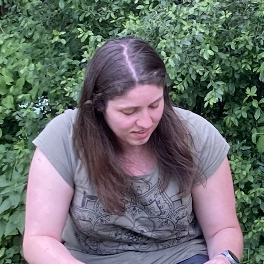 Joelle schaut lächelnd zu Mila